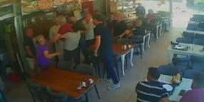 Nefes borusuna et parçası kaçan turisti, restoran sahibi Heimlich manevrasıyla kurtardı