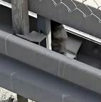 Avcılar’da metrobüs yolundaki bariyerlere giren kedi kurtarıldı