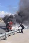 Zeytinburnu'nda seyir halindeki motosiklet alev alev yandı