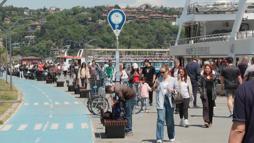 Bebek Sahili’nde piknik yapıp balık tuttular; güneşli havanın keyfini çıkardılar