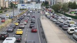 İstanbul'da haftanın ilk iş gününde trafik yoğunluğu yüzde 51 olarak ölçüldü