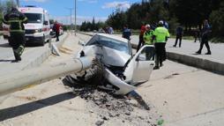 Direğe çarpan otomobilin sürücüsü yaralandı