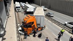 Kazada TIR ile duvar arasına sıkışan otomobilin sürücüsü hafif yaralandı