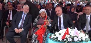 Çorum'da 90 yaşındaki kadın, marşlarla bayramı kutladı