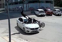 Kavşakta otomobile çarpan motosiklettekiler takla atıp, asfalt zemine düştü