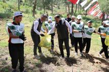 Hatay Valisi Masatlı, gençlerle birlikte ormanda çevre temizliği yaptı
