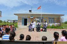 Meslek lisesi öğrencileri kırsalda çocukları bayrama hazırlıyor