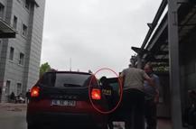 Hafif ticari aracın anne ve çocuğunu altına alıp, sürüklediği kaza kamerada (3)