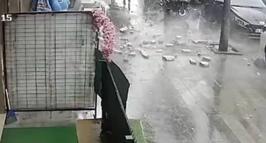 Küçükçekmece'de 5 katlı binanın dış cephesinden kopan parçalar sokağa düştü