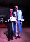70 yaşında üniversiteden mezun oldu belgesini profesör oğlu verdi