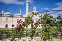 Edirne’de, Sultan 2’nci Bayezid Külliyesi’nde gül bahçesi oluşturuluyor
