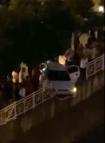 Adana'da otomobil, sulama kanalının korkuluklarında asılı kaldı