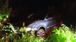 Tarlaya uçan otomobilini bırakıp kaçtı