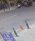 Şişli'de yolun karşısına geçen kişiye motosiklet çarptı; kaza kamerada
