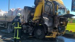 Kırmızı ışıkta bekleyen TIR alev aldı