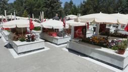 Ankara'da şehitliklerde arife yoğunluğu