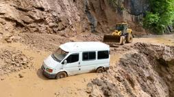 Trabzon’da heyelan; minibüsteki 3 kişi son anda kurtuldu