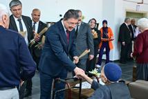 Vali Yılmaz, yaşlı bakım merkezini ziyaret etti