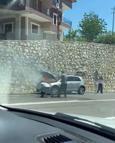 Otomobilde çıkan yangını, sürücüsü söndürdü