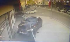 Otomobil iş yerine girdi; kaza anı kamerada
