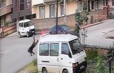 Bursa'da motosiklet ile otomobilin çarpıştığı kaza kamerada