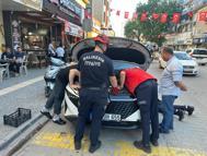 Kaputa saklanan yavru kedi, itfaiyeyi ekibini peşinden koşturdu