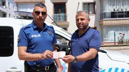 Yolda bulduğu 2 bin 400 TL’yi polise teslim etti