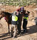 Süt sağarken rahatsızlanan kadın, katırla ambulansa ulaştırıldı