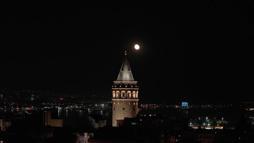 İstanbul’da dolunay seyirlik manzara oluşturdu