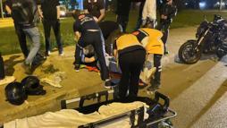 Kontrolden çıkan motosiklet, emniyet şeridindeki 2 motosiklete çarptı; 3 yaralı