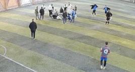 Halı sahada dili boğazına kaçan oyuncuya müdahale kamerada