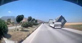 TIR'da yüklü konteyner, fırtınada düştü; o anlar kamerada