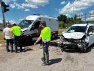 Kütahya’da hafif ticari araçla, özel ambulans çarpıştı; 7 yaralı
