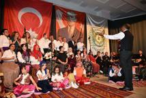 Demirci'de Kaymakam ve Belediye Başkanı'ndan konserde canlı performans