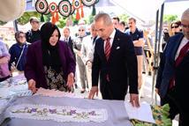 Vali Hüseyin Kök, halk eğitim öğrencilerinin sergisini gezdi