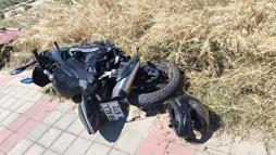 Otomobille çarpışan motosikletli genç, kask sayesinde ölümden döndü