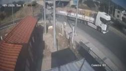 TIR'a çarpan otomobilin sürücüsünün öldüğü kaza kamerada