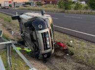 Ankara'da otomobil, refüje çarpıp takla attı: 2 yaralı