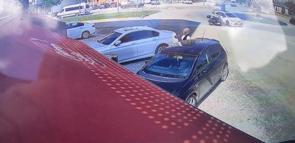 Otomobille çarpışan motosikletin sürücüsü yaralandı; kaza kamerada