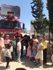 Ağaçta mahsur kalan kediyi itfaiye kurtardı