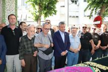 Özgür Özel, İzmir’de lise arkadaşının annesinin cenazesine katıldı