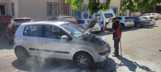 Edirne’de park halindeki otomobilin motor kısmı yandı