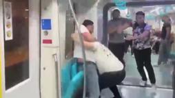 Pendik'te Marmaray'da yumruklu kavga kamerada