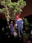 Sarp arazisinde mahsur kalan kişi için itfaiye ve AFAD’dan kurtarma operasyonu