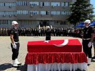 Şehit polis memurunun babaevine Türk bayrağı asıldı (2)