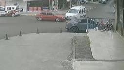 Pendik'te hafif ticari araca çarpan otomobil kamerada