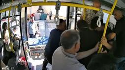 Otobüs şoförü, rahatsızlanan yolcusunu hastaneye yetiştirdi; o anlar kamerada