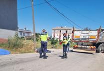 Kamyonla çarpışan motosikletin sürücüsü öldü; kaza kamerada