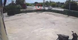 Hafif ticari araç ile motosiklet çarpıştı; 2 yaralı, kaza kamerada