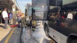 Avcılar'da metrobüsün motor kısmında çıkan yangın söndürüldü